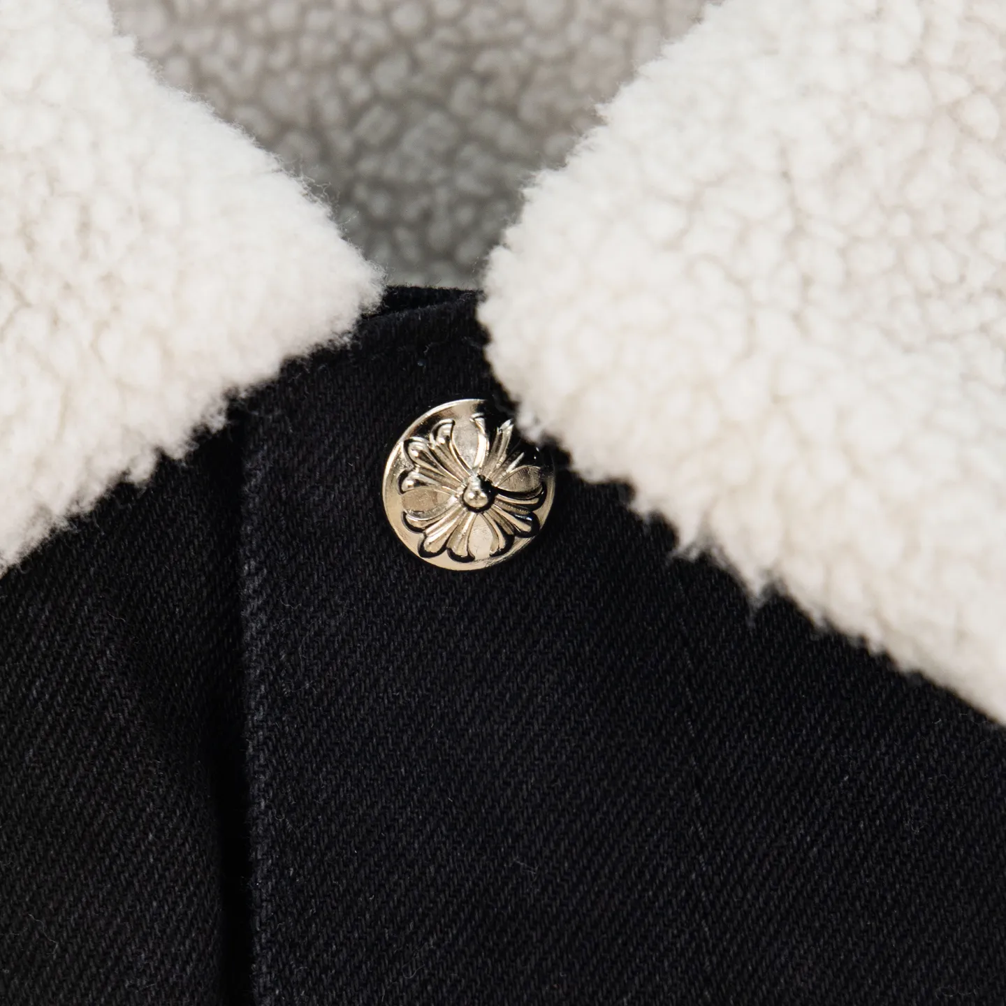 P360 high version (lamb wool) Chrome Hearts Chrome Hearts colorful patchwork lamb fur collar jacket, the same style as the Internet celebrity star's cross-printed denim jacket, the unique cross design element is full of design. It is made of 100% denim cotton fabric with heavy coarse yarn count, which ensures a stiff and tough silhouette while being soft, comfortable and breathable. The lapel is designed with silver buttons and is full of texture. The classic white cross logo is all over the dress, making it a perfect versatile style for spring and summer! The original loose version is made of high-quality pure cotton fabrics. The fabric pattern is high-definition and delicate without burrs. It is comfortable and breathable to wear. All the buttons are molded and customized. It is casual and fashionable and can be matched with any bottoms. It can be windproof and sunproof in spring and summer. It can be worn outside in autumn and winter! Easily concave shape makes you look slimmer and taller, perfect for both men and women! Style number: 1838# Color: Black Size: S M L XL